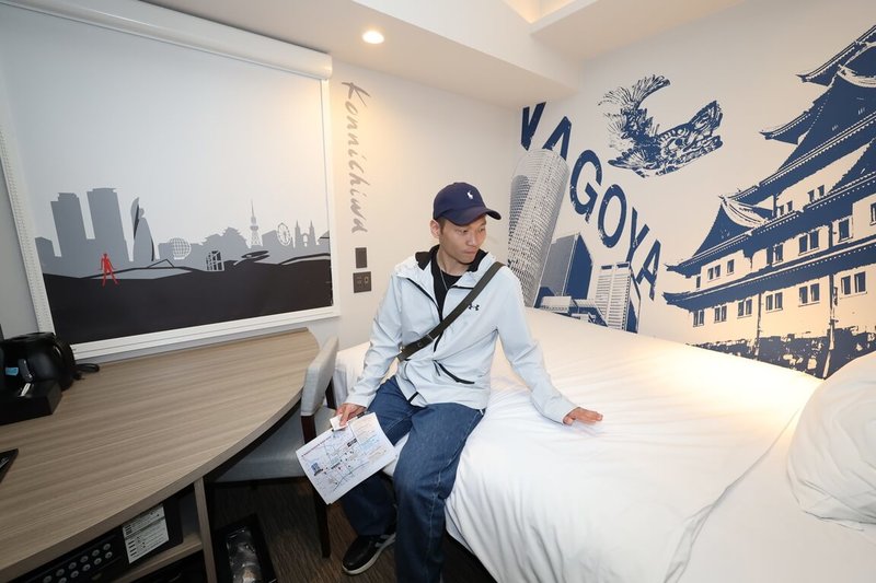 運動部和國訓中心籌組名古屋亞運參訪團，22日前往考察自行預定的3家營外飯店，運動部長李洋（圖）親自測試房間床墊軟硬度。（中華奧會提供）中央社記者黎建忠傳真　115年4月22日