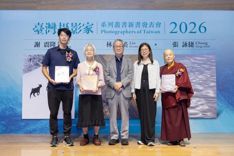 台灣攝影家系列叢書至今已完成9輯共36冊，文化部長李遠（中）22日贈發專書給台灣攝影家系列叢書傳主，包含攝影家張詠捷（右）、林芙美（左2）、已故攝影師謝震隆家屬謝少淵（左）。右2為國立台灣美術館長陳貺怡。（文化部提供）中央社記者王寶兒傳真 115年4月22日