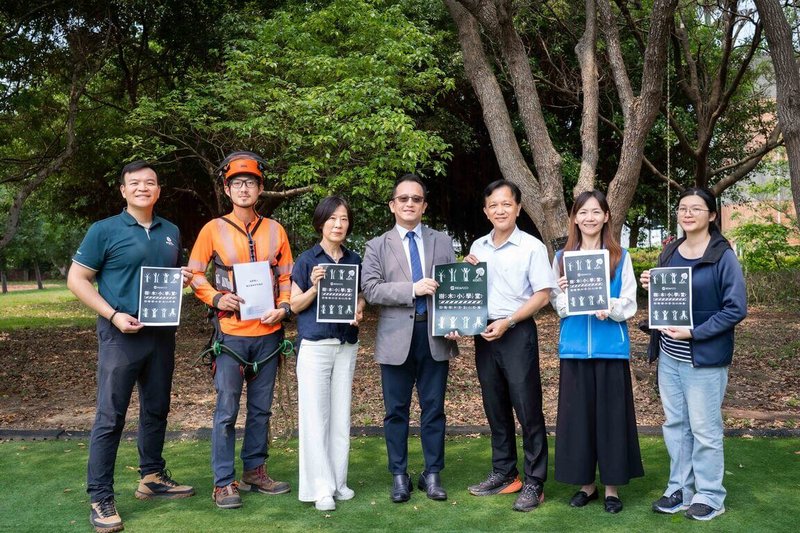 中信金22日表示，攜手台積電慈善基金會與木酢達人攜手推動「校樹治理永續信託」，由台積電慈善基金會執行長彭冠宇（左4）、中信金控企業永續部部長孫紀蘭（左3）、木酢達人創辦人陳偉誠（左1）及新竹縣教育局官員推動校樹信託管理與生態環境教育。（中信金提供）中央社記者蘇思云傳真　115年4月22日