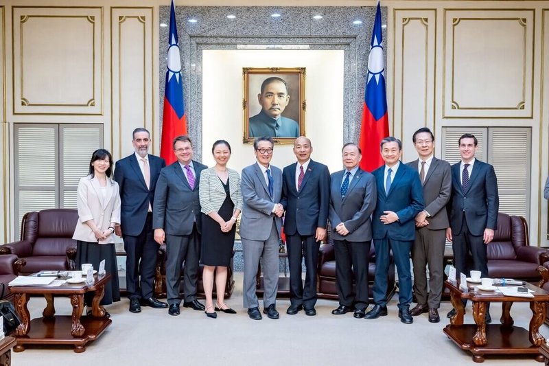 立法院長韓國瑜今天接見華府智庫訪團，他表示，將協助各黨凝聚共識，並發揮立法院職責，回應民眾普遍對相關預算能否被妥善運用的疑慮，推動審議國防特別預算條例。（立法院提供）中央社記者王承中攝　115年4月22日