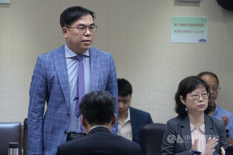 立法院社會福利及衛生環境委員會22日審查環境部預算案。環境部長彭啓明（左）表示，由於環境部的宣傳預算只有一點點，要推動「限塑」、「減塑」，民眾的認知非常重要；但如果連宣導預算都被刪掉，他「只能每天發臉書」，效力恐怕沒那麼好。中央社記者徐肇昌攝　115年4月22日