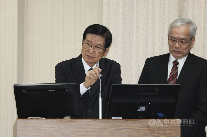總統賴清德原定22日出訪友邦史瓦帝尼，因非洲3島國取消專機飛航許可導致行程暫緩。退輔會主委嚴德發（左）表示，中共阻撓賴總統出訪，彰顯中共蠻橫無理，有失大國風範，嚴重破壞區域的和平與安全。中央社記者吳家昇攝　115年4月22日