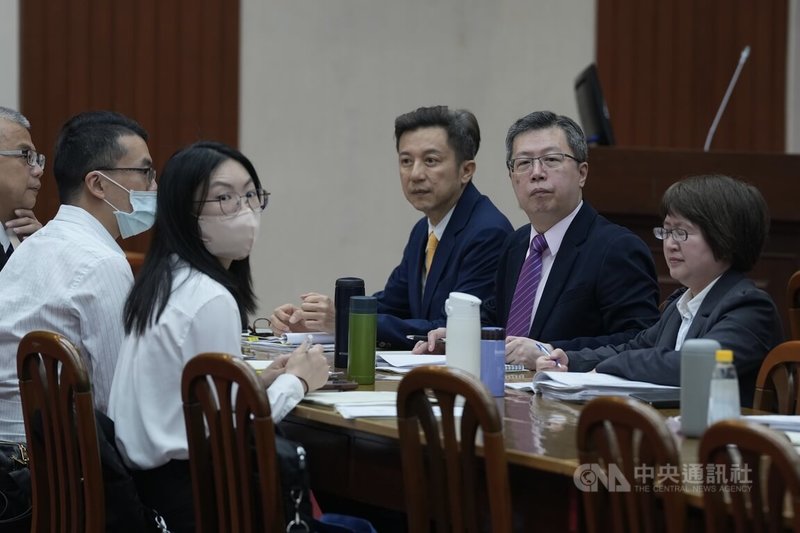 立法院財政委員會22日舉行保險法第177條條文修正草案公聽會，金管會副主委陳彥良（右3）等人列席，聽取學界及保險業全國總工會等提出相關意見。中央社記者徐肇昌攝　115年4月22日