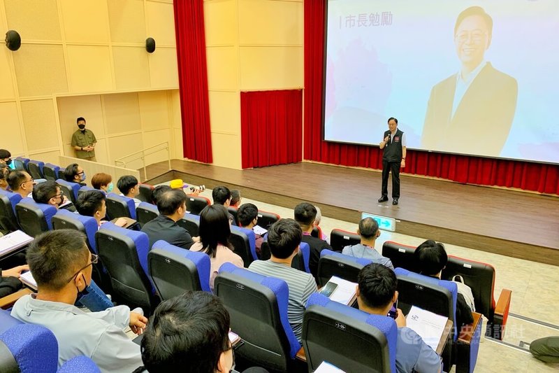 桃園大眾捷運公司22日舉辦115年度新進人員勉勵活動，桃園市長張善政（後右）出席表示，目前綠線正力拚年底通車，市府會先用公車跑捷運路線涵養運量，初期也會編預算補貼，未來預計還有15條新的捷運，恭喜員工到了有挑戰還可學習新東西的地方。中央社記者吳睿騏桃園攝　115年4月22日