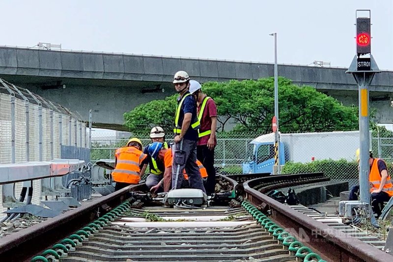 桃園大眾捷運公司22日舉辦115年度新進人員勉勵活動，桃捷公司表示，這次招募進用168人，採分批報到，其中28人具軌道、航空運務及客運業背景，還有具8年以上實務經驗者，其中桃園在地人才約占6成。中央社記者吳睿騏桃園攝　115年4月22日