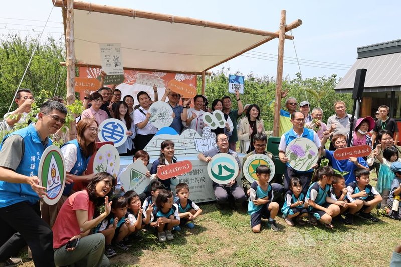 農業部林業及自然保育署新竹分署22日在有百年歷史的苗栗縣通霄鎮新埔車站，舉辦「竹苗珍稀植物復育的風土綻放」成果展示交流活動，邀請各界共襄盛舉。中央社記者管瑞平攝　115年4月22日