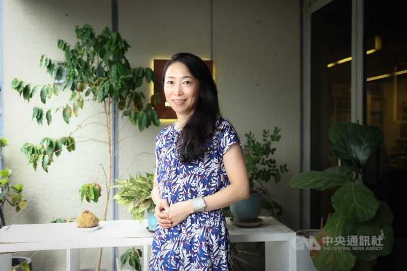 日本作家一青妙以日文書寫個人第一本小說「青色之花」，中譯本於7月率先在台灣推出，日文版則預計於2026年出版，她希望自己的小說能讓日本讀者更加了解台灣歷史。（中央社王騰毅）