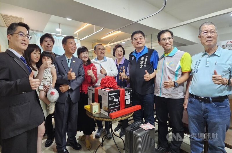 中醫師康錦花（右6）獲選模範母親，新北市長侯友宜（右5）致賀並與其丈夫洪啟超（右7）等親友合影。中央社記者王鴻國攝　115年4月22日