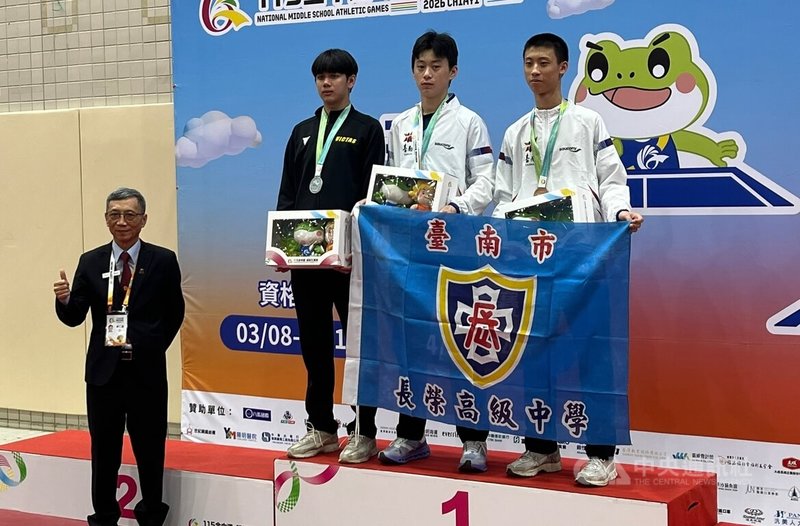 115年全國中等學校運動會在嘉義，桌球新星郭冠宏（右2）22日在高男組單打金牌戰，與洪敬愷（右3）交手，終場以3比1取勝，順利完成全中運2連霸。中央社記者陳容琛攝　115年4月22日