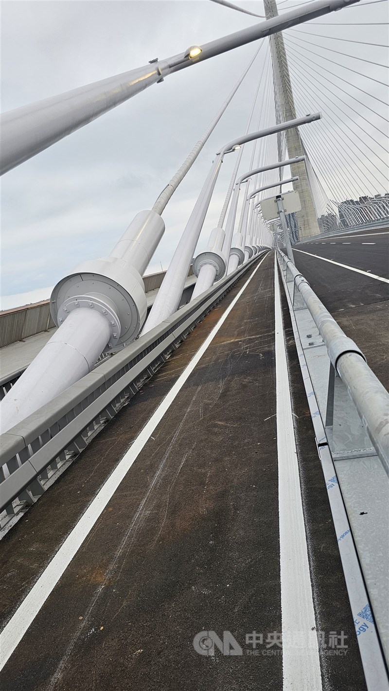 淡江大橋將於5月12日通車，但外界質疑機車道有過窄及安全圍籬過高等問題，可能影響通行安全。中央社記者王鴻國攝　115年4月20日