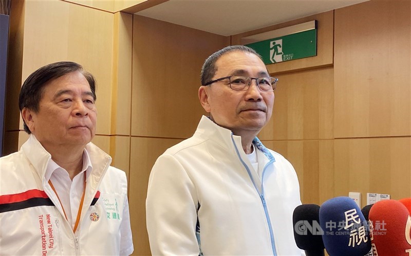 新北市長侯友宜(右)22日接受聯訪表示,面對藍白合,他對於中國國民黨新北市長參選人李四川的選情一直都非常有信心。 中央社記者黃旭昇攝 115年4月22日