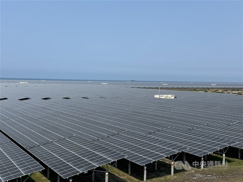 圖為雲林縣「韋能能源新興電廠」，目前為全台最大的單一光電案場。 （中央社檔案照片）