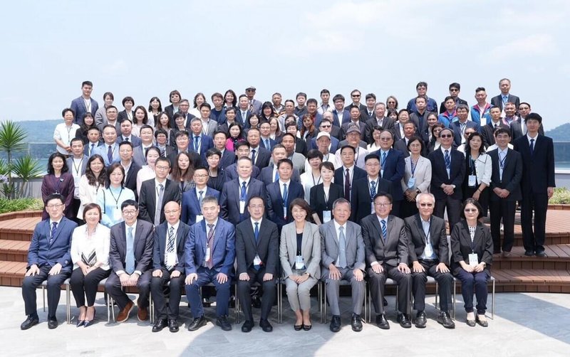 第18屆兩湖論壇22日在南投縣日月潭風景區舉行，南投縣長許淑華（前右5）、中國杭州市副市長魯霞光（前右6）等人合影，雙方並進行多面向經驗交流與分享。（南投縣政府提供）中央社記者蕭博陽南投縣傳真　115年4月22日