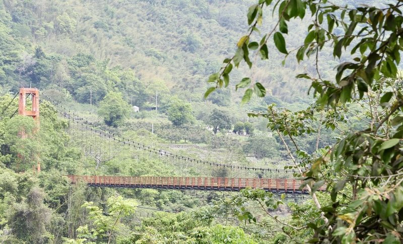 高雄市桃源區「梅山吊橋」構件於民國114年7月受颱風影響損傷，原住民族委員會補助新台幣4380萬元辦理復建工程，22日開工，盼改善部落交通與農產運輸。（原住民族委員會提供）中央社記者張已亷傳真　115年4月22日