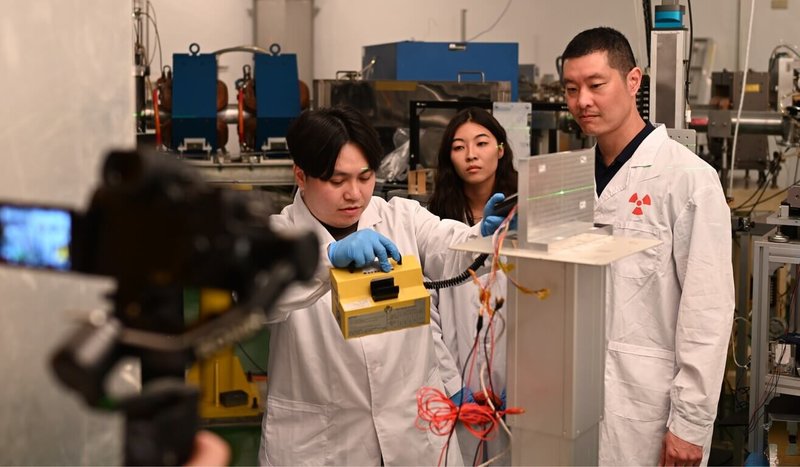 公視紀錄片「重返月球：太空新世紀」拍攝中央大學太空系主任張起維（右）率領團隊，在國原院模擬準備用質子加速器對深太空輻射探測儀進行測試。（台灣導演張皓然提供）中央社記者洪素津傳真　115年4月22日