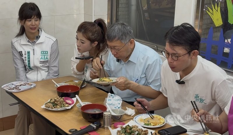 民眾黨創黨主席柯文哲（右2）22日陪同民眾黨新北市長參選人黃國昌（右）、議員參選人林子宇（左2）及吳亞倫（左）赴板橋湳雅夜市拜票、品嚐美食。中央社記者曹亞沿攝　115年4月22日