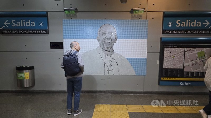阿根廷布宜諾斯艾利斯地鐵San José de Flores車站，21日設置紀念方濟各的馬賽克壁畫，下班民眾駐足觀賞。中央社記者黃韻如布宜諾斯艾利斯攝　115年4月22日