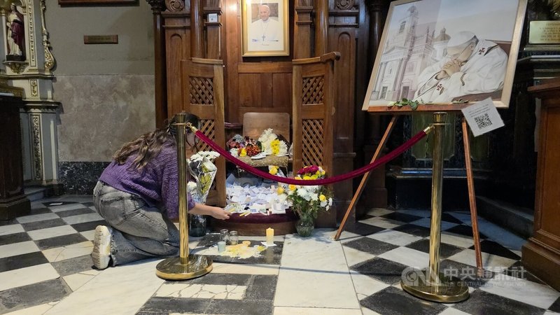 方濟各逝世1週年，悼念者在San José de Flores大教堂告解室前點燈，表達追思。中央社記者黃韻如布宜諾斯艾利斯攝　115年4月22日