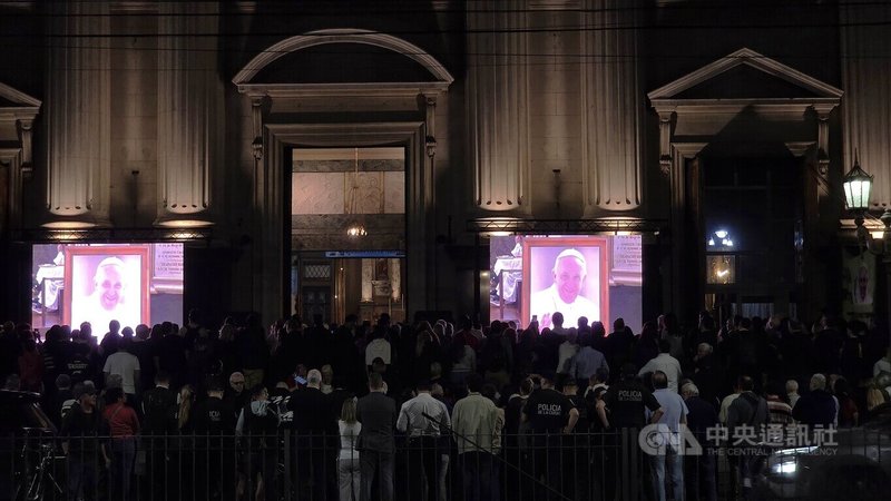 阿根廷首都西南區San José de Flores大教堂外擠滿人群，前來緬懷已故教宗方濟各。中央社記者黃韻如布宜諾斯艾利斯攝　115年4月22日