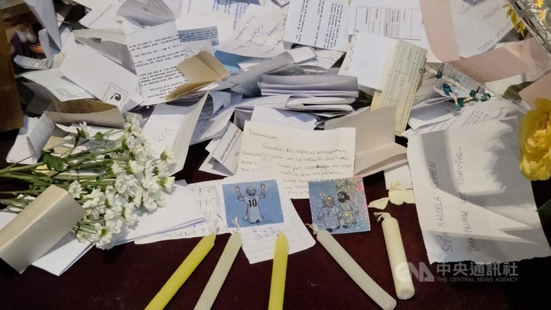 阿根廷多地教堂21日舉行紀念已故教宗方濟各彌撒活動，到場者將寫給方濟各的紙條與自製貼紙留在教堂內，寄託心意。中央社記者黃韻如布宜諾斯艾利斯攝　115年4月22日