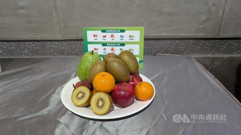 董氏基金會食品營養中心主任許惠玉22日建議，每天早餐加入一份高營養密度的原型水果，如奇異果、芭樂或小蕃茄，能在一天的開始啟動免疫防護並為腸道益菌提供能量。中央社記者曾以寧攝 115年4月22日