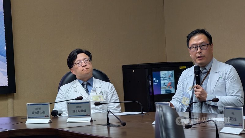 台北榮總泌尿部主任魏子鈞（右）22日指出，泌尿部2年前率先引進「不可逆電穿孔治療」，亦稱「奈米刀」，針對局部型攝護腺癌進行聚焦式攻擊，相較於全攝護腺治療，因手術範圍小，併發症較低。中央社記者曾以寧攝　115年4月22日