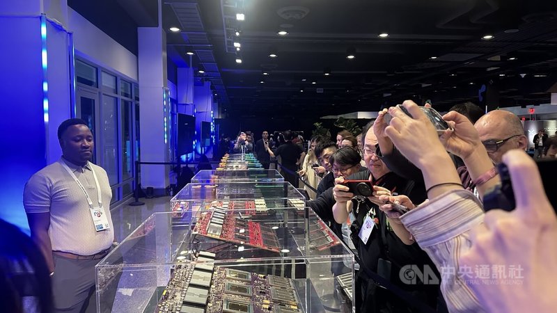 Google在開放給媒體的專場活動上展示歷代TPU，包括新一代晶片。中央社記者張欣瑜拉斯維加斯攝 115年4月22日