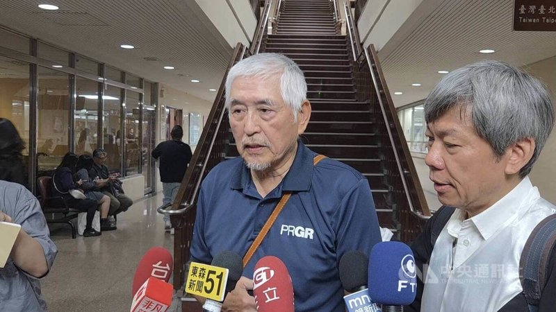導演柯一正(中)涉嫌毀損他人汽車鈑金案,台北地方法院22日開庭審理,柯一正認罪並同意賠償對方全額修車費,雙方和解。中央社記者謝君臨攝 115年4月22日