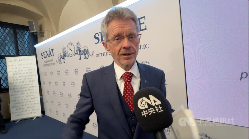 時隔近6年，捷克參議長維特齊將再次訪台，他告訴中央社記者，他非常期待與各位台灣朋友見面，並將帶著一部關於他2020年訪台的紀錄片「我是台灣人」前往。中央社記者劉郁葶布拉格攝　115年4月22日