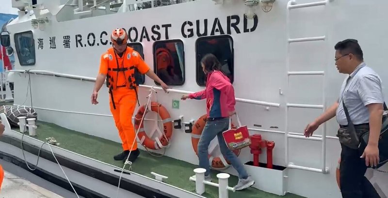 法務部調查局台東縣調查站人員22日上午搭乘海巡署船艦前往綠島，將被檢舉貪汙的某縣議員帶回台東調查。（民眾提供）中央社記者盧太城台東傳真　115年4月22日