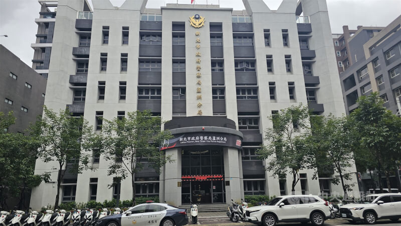 新北市有民眾檢舉違停後卻被冒名訂購餐點，懷疑個資外洩。經警方清查比對，確認是蘆洲警分局勤務指揮中心員警疑因情緒失控犯案，已懲處送辦。圖為115年1月間所攝蘆洲分局外觀。中央社記者王鴻國攝　115年4月22日