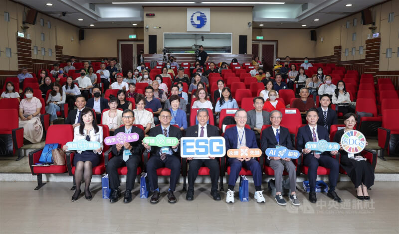 「當AI遇見ESG」系列論壇台北場暨新書發表活動22日舉行,中央社董事長李永得(前左4)、台灣永續能源研究基金會董事長簡又新(前右4)、經濟部主任秘書莊銘池(前左3)與數位產業署署長林俊秀(前右3)等人出席合影。中央社記者張新偉攝 115年4月22日