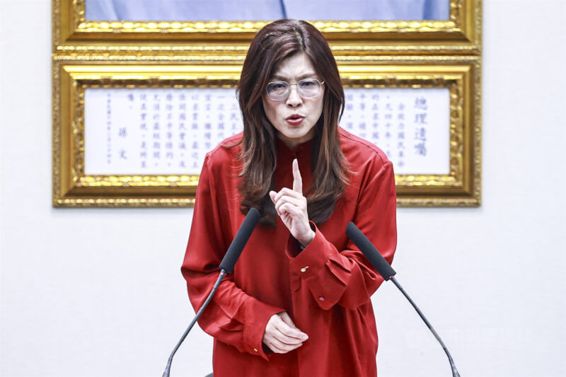 國民黨主席鄭麗文（圖）22日下午在中央黨部主持國民黨中常會，致詞時針對總統賴清德暫緩出訪史瓦帝尼相關議題發表談話。中央社記者鄭清元攝　115年4月22日
