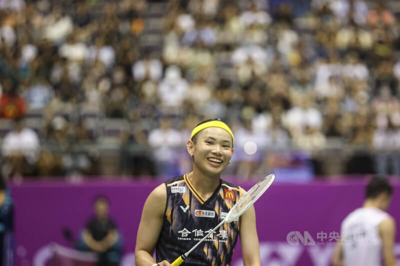 戴資穎於2024台北羽球公開賽贏得比賽，賽後面帶微笑向球迷致意。（中央社鄭清元）