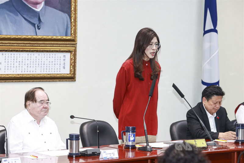 國民黨中常會22日下午在中央黨部舉行，黨主席鄭麗文（左2）主持會議，針對總統賴清德暫緩出訪史瓦帝尼相關議題發表談話。中央社記者鄭清元攝　115年4月22日