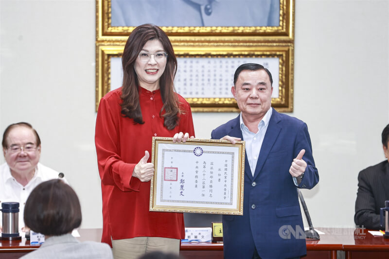 國民黨中常會22日下午在中央黨部舉行，黨主席鄭麗文（前左）會中頒發中常委派任書給桃園市議長邱奕勝（前右），並合影留念。中央社記者鄭清元攝　115年4月22日