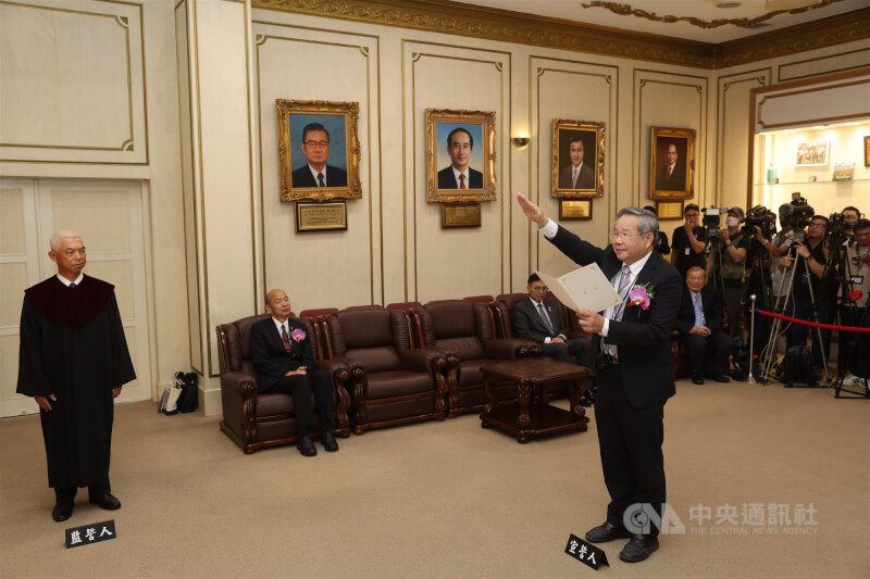 民眾黨立委許忠信（前右）宣誓就職儀式22日上午在立法院舉行，大法官尤伯祥（前左）到場監誓。中央社記者吳家昇攝　115年4月22日