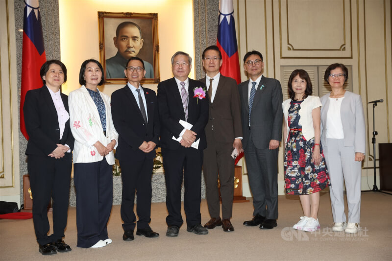 民眾黨立委許忠信（左4）宣誓就職儀式22日上午在立法院舉行，民眾黨立法院黨團合影留念，左起為立委邱慧洳、蔡春綢、陳清龍、許忠信、王安祥、洪毓祥、陳昭姿、劉書彬。中央社記者吳家昇攝　115年4月22日