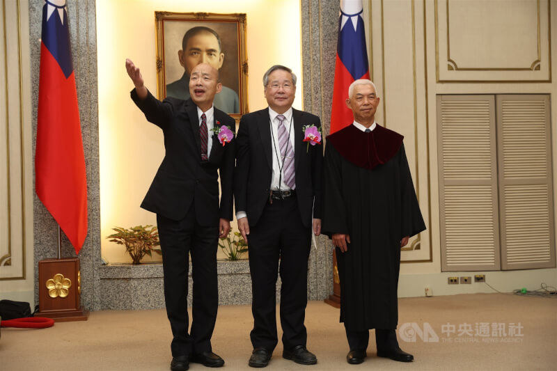 立法院長韓國瑜（左）22日上午在立法院出席民眾黨立委許忠信（中）宣誓就職儀式，右為大法官尤伯祥。中央社記者吳家昇攝　115年4月22日