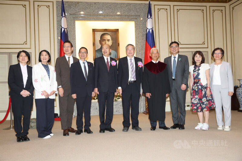 立法院長韓國瑜（左5）22日上午在立法院主持民眾黨立委許忠信（右5）宣誓就職儀式，會後合影留念。中央社記者吳家昇攝　115年4月22日