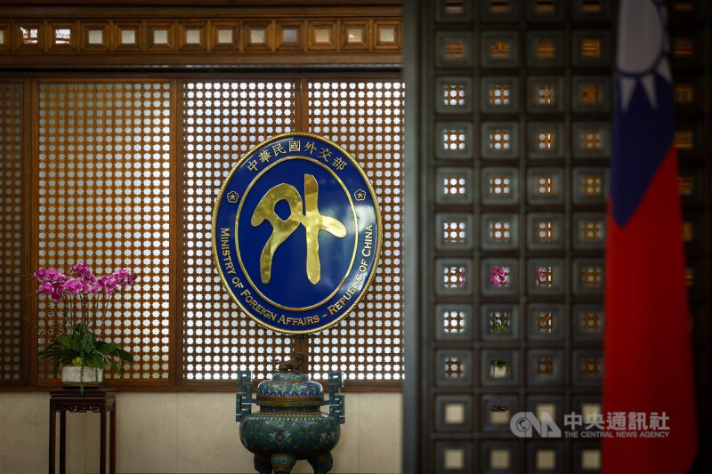 北京打壓總統賴清德出訪史瓦帝尼，「對中政策跨國議會聯盟」透過聲明表達對台灣支持。外交部22日致謝並呼籲共同譴責中國以政治力干擾國際民航運作及各國正當外交互動。圖為外交部正門口部徽。（中央社檔案照片）
