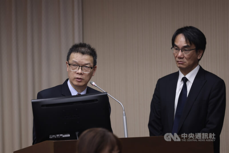 多名立委22日在立法院質詢國家通訊傳播委員會（NCC）代理主委陳崇樹（左）委員提名進度、是否有被徵詢接任主委等，陳崇樹表示，毫無所悉，相信行政院長卓榮泰會有考量在處理。中央社記者吳家昇攝　115年4月22日