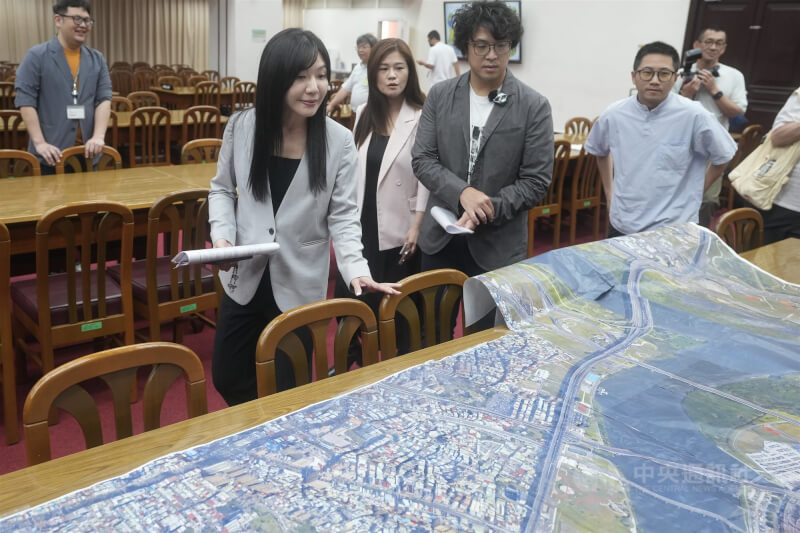 民進黨立委吳沛憶(前左)與沈伯洋(前中)等人22日在立法院舉辦淡水河流域治理與溼地保育座談會,一起觀看淡水河流域衛星空照圖。中央社記者徐肇昌攝 115年4月22日