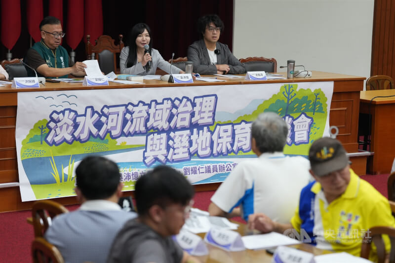民進黨立委吳沛憶（後中）與沈伯洋（後右）等人22日在立法院舉辦淡水河流域治理與溼地保育座談會，邀請在地里長與相關人士交換意見。中央社記者徐肇昌攝　115年4月22日