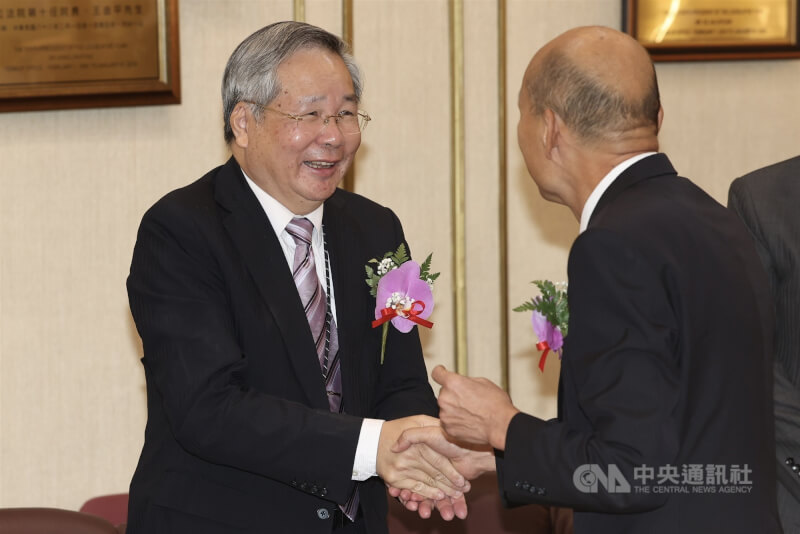 立法院長韓國瑜（右）22日上午在立法院出席民眾黨立委許忠信（左）宣誓就職儀式，兩人握手致意。中央社記者吳家昇攝　115年4月22日