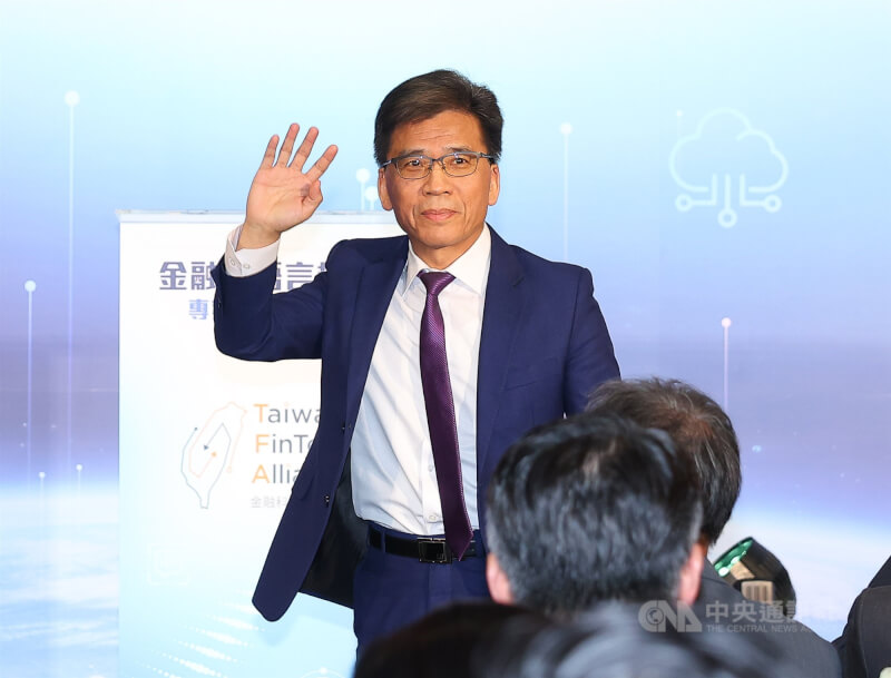 台灣首個金融大語言模型專案正式啟動,預計第3季推出以銀行業知識為基礎的模型。金管會主委彭金隆(圖)22日表示,預期帶來強化國家主權AI應用、推動金融業技術升級、促進普惠金融3大效益。中央社記者謝佳璋攝 115年4月22日