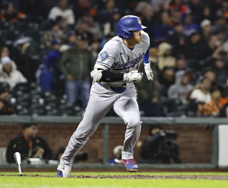 大谷翔平21日在第4打席敲出安打，達成連53場上壘，超越韓國球星秋信守成為亞洲第一人。（共同社）