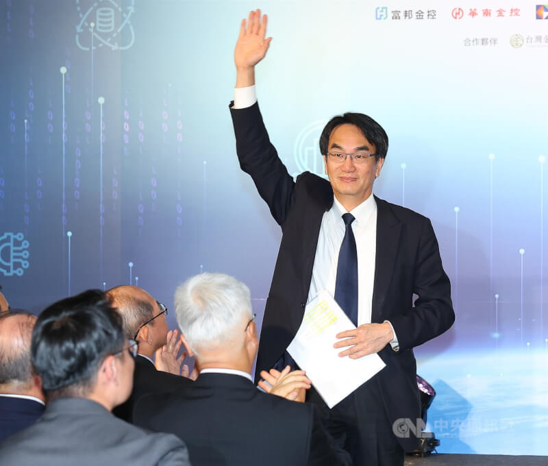 金管會指導成立的金融科技產業聯盟22日在金融科技創新園區舉辦「金融大語言模型(FinLLM)」專案啟動記者會,數發部長林宜敬(圖)出席與會,向在場來賓揮手致意。中央社記者謝佳璋攝 115年4月22日