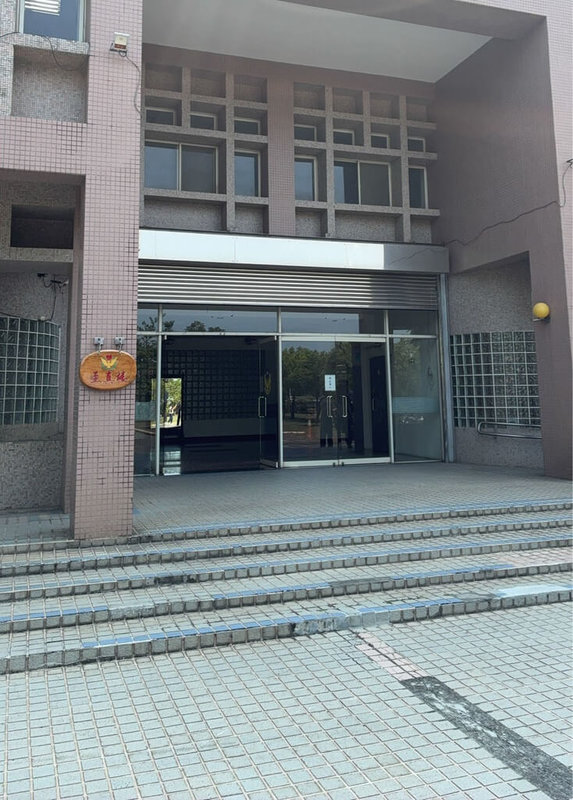保安警察第五總隊說明，第一大隊第二中隊吳姓警員疑因不滿支援勤務安排，20日在總隊至真樓前空地，持勤務用槍對空擊發1顆子彈，未造成人員傷亡；涉嫌違反恐嚇危害安全罪移送偵辦。圖為保五總隊至真樓。（民眾提供）中央社記者張已亷傳真　115年4月22日