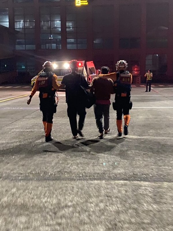 宜蘭東北方海域21日發生印尼籍漁工受傷事故，經遠距醫療評估需緊急送醫，海巡出動艦艇接駁南下，深夜再由空勤總隊直升機在外海實施吊掛救援，後送至花蓮慈濟醫院治療。（空勤總隊提供）中央社記者張祈傳真　115年4月22日